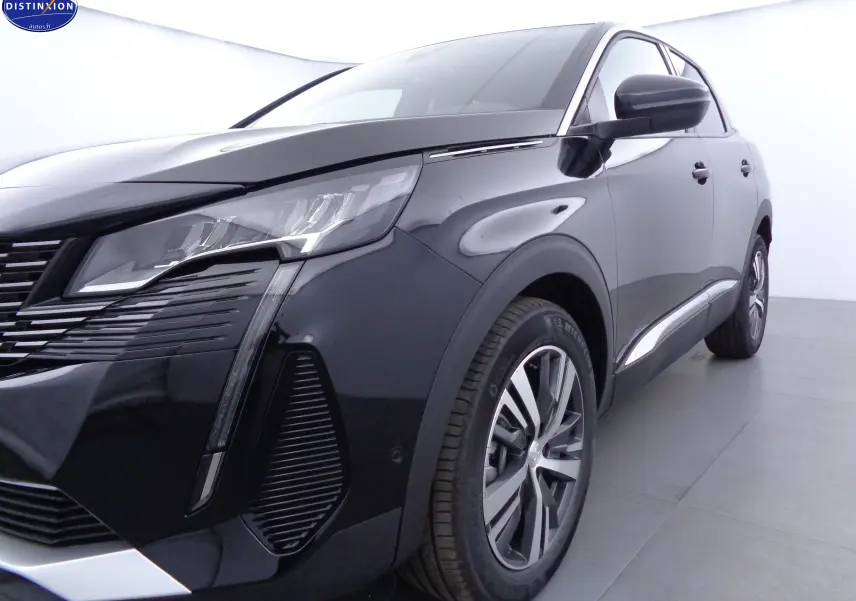 Vue 3/4 avant droit d'un Peugeot 3008 noir métal 2023 avec phares LED et jantes alliage bicolores.