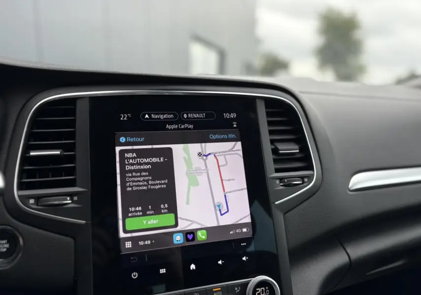 Vue rapprochée de l'écran tactile 9,3" du GPS EasyLink dans l'habitacle de la Renault Megane Break gris Highland.