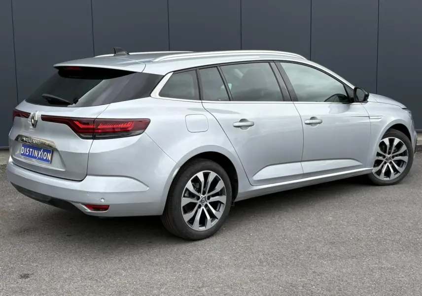 Renault Mégane Break gris Highland vue 3/4 arrière droit, avec feux arrière LED et jantes alliage 17 pouces.