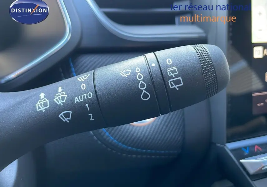 Gros plan sur la commande des essuie-glaces dans l'habitacle du Renault Captur E-Tech hybride 2025.