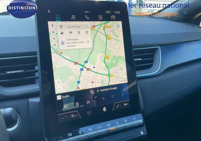 Écran tactile central avec navigation Google Maps dans l'habitacle du Renault Captur E-Tech hybride 2025 bleu iron metal.