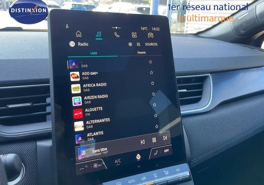 Écran tactile central affichant la radio numérique dans l'habitacle du Renault Captur E-Tech hybride 2025.