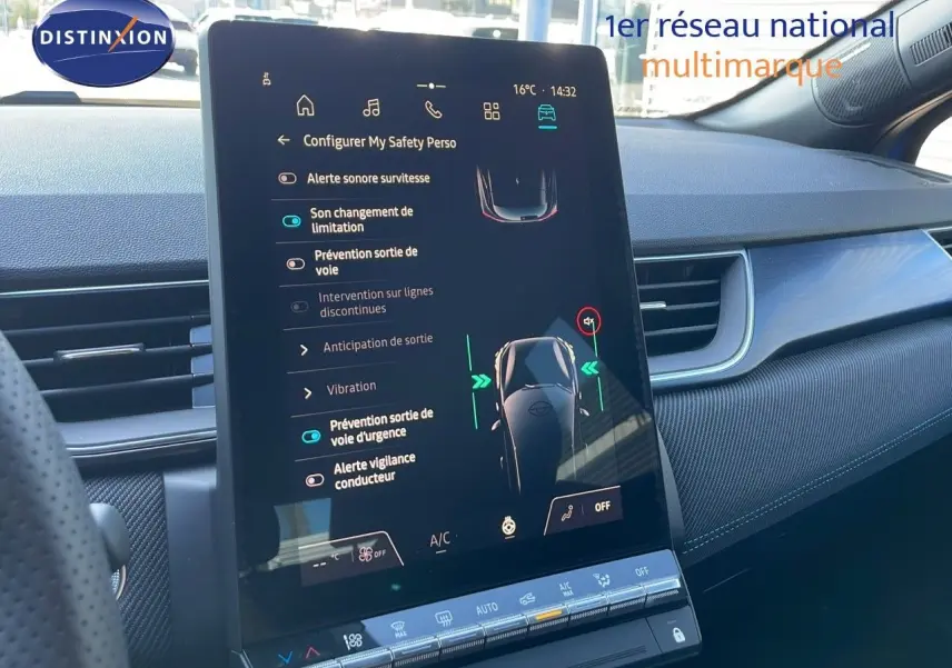 Écran tactile central du tableau de bord du Renault Captur E-Tech Hybrid 2025, affichant les options d'aide à la conduite.