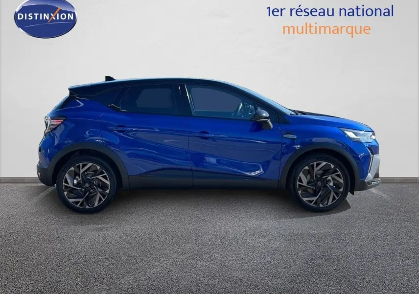 Profil droit du Renault Captur E-Tech hybride 2025 en bleu Iron Metal avec toit noir et jantes alliage.