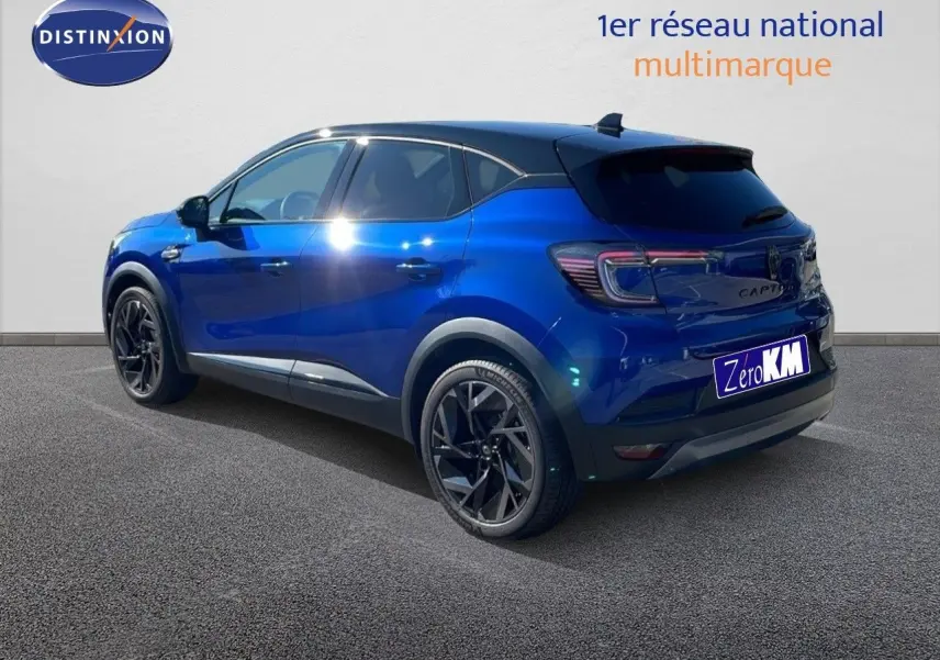 Renault Captur E-Tech hybride 2025 bleu Iron Metal avec toit noir, vue 3/4 arrière côté gauche sur fond neutre.