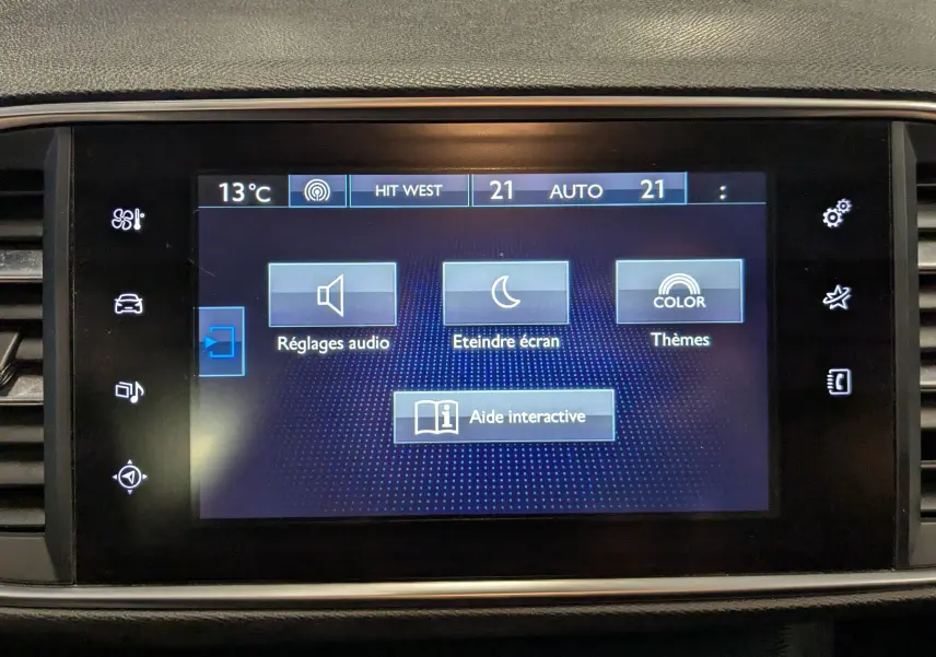 Écran tactile central de la Peugeot 308 1.2 PureTech 110 Style 2017 affichant les réglages audio et thèmes.