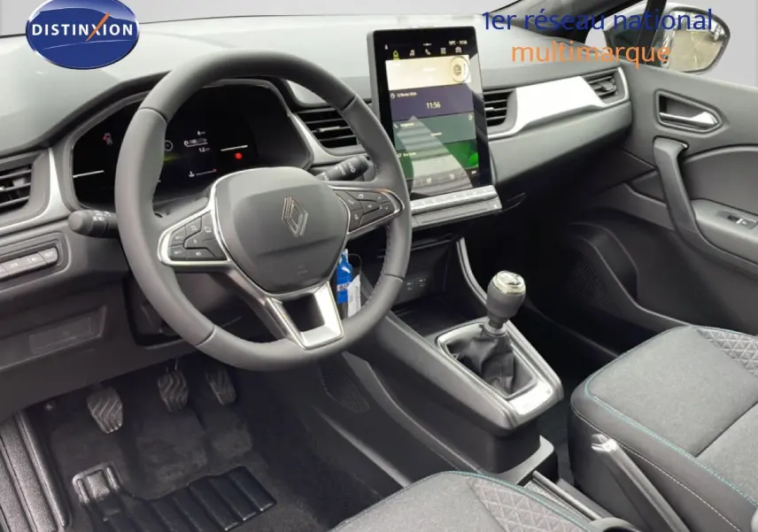 Vue intérieure du poste de conduite du Renault Captur noir étoile métal 2025, avec volant multifonction et écran tactile vertical.