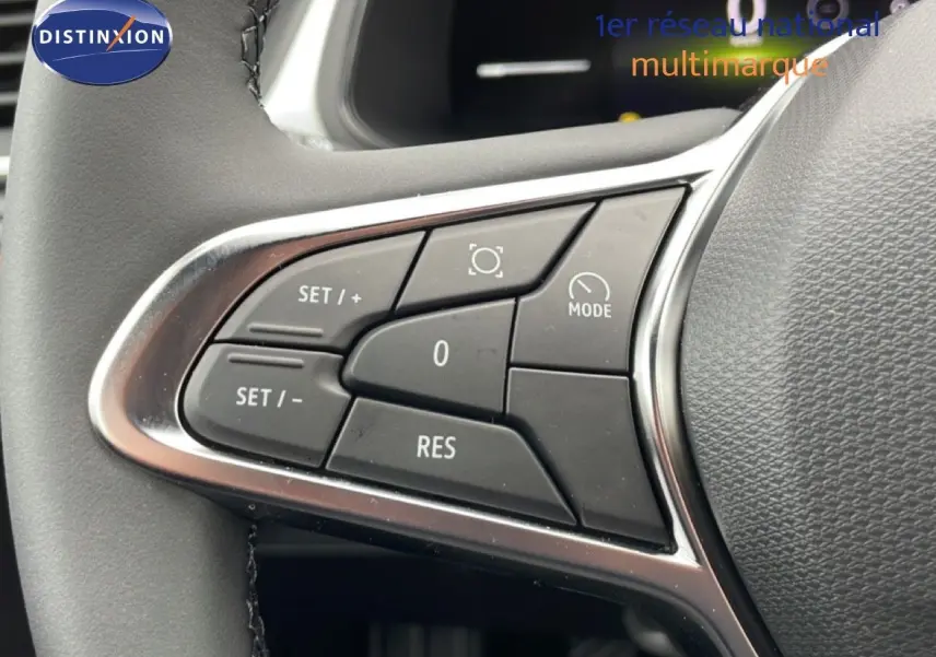 Gros plan sur les commandes de régulateur de vitesse au volant d’un Renault Captur noir étoile métal 2025.