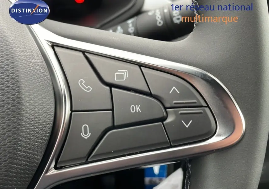 Gros plan sur les commandes multifonctions à gauche du volant du Renault Captur noir étoile métal, version 2025.