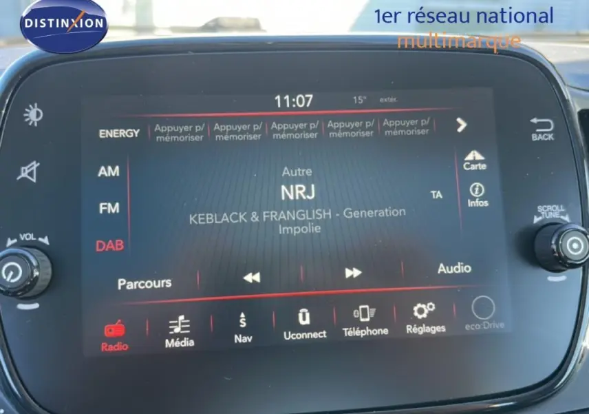 Écran tactile central de la Fiat 500 noire 2016, affichant la radio NRJ en mode DAB.