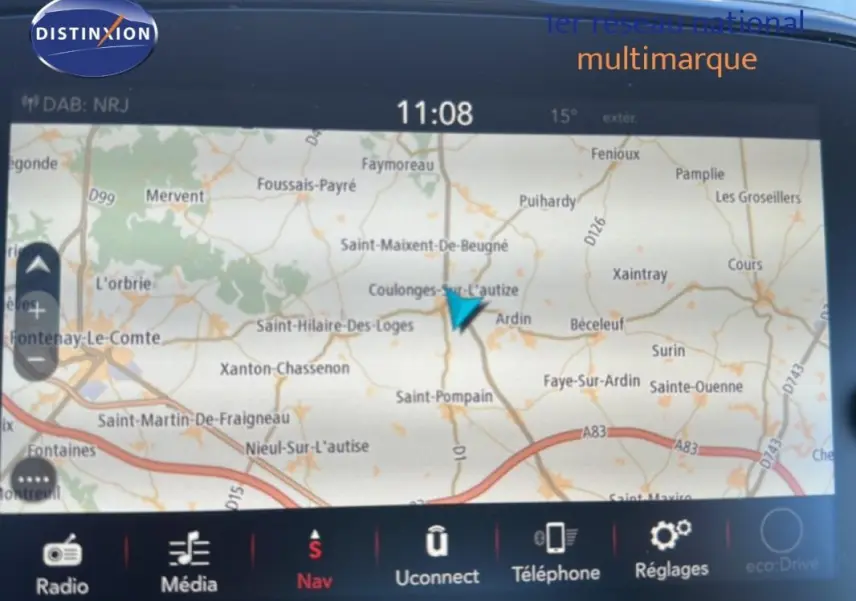 Écran de navigation GPS intérieur de Fiat 500 noire, affichant une carte routière avec options multimédia visibles.