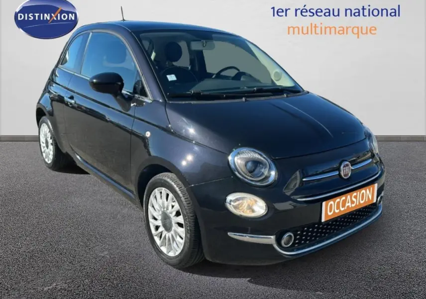 Vue 3/4 avant droite d'une Fiat 500 noire avec jantes alliage et phares ronds caractéristiques.