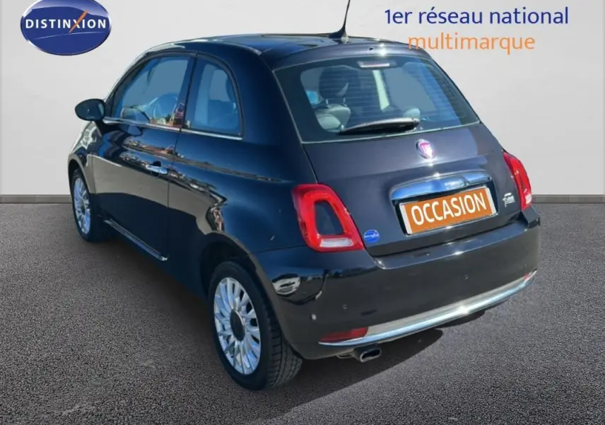Vue 3/4 arrière droite d'une Fiat 500 noire série 4 avec jantes alliage et toit ouvrant électrique visible.