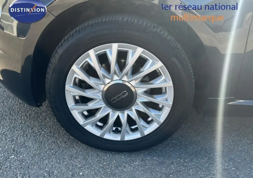 Gros plan sur la jante alliage 15 pouces argentée de la FIAT 500 noire, côté avant droit, avec logo central 500.