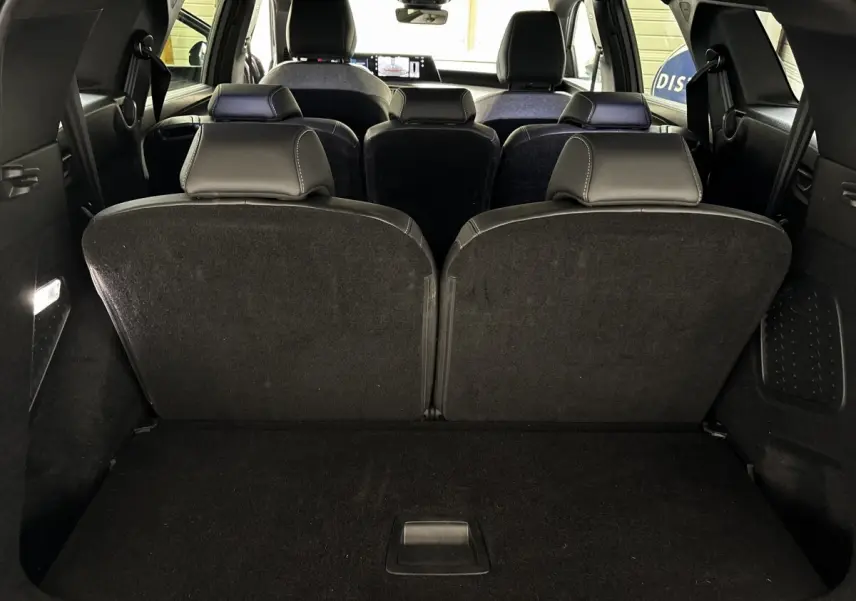 Vue arrière du coffre avec la 3ème rangée de sièges individuels relevés du Peugeot 5008 gris clair 2025.