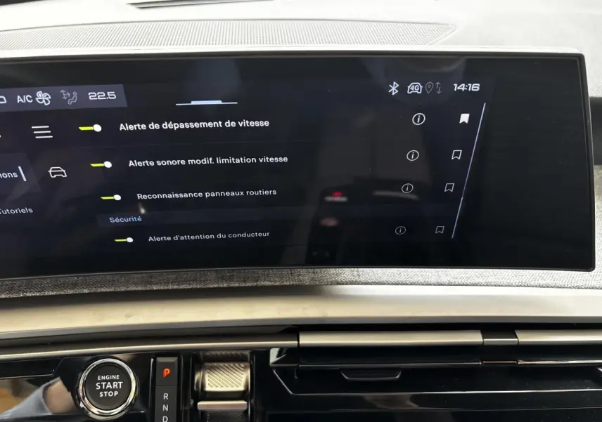Écran tactile central affichant les alertes de sécurité du tableau de bord du Peugeot 5008 gris clair 2025.