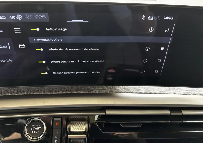 Gros plan sur la console centrale et l’écran tactile du Peugeot 5008 gris clair, affichant les réglages d’aide à la conduite.