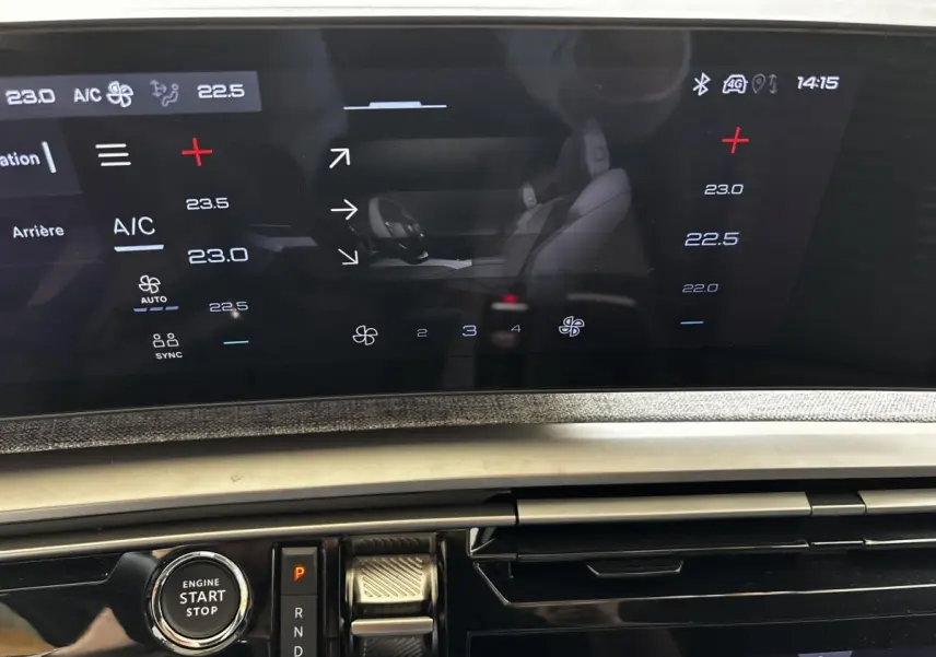 Vue rapprochée du tableau de bord tactile et bouton démarrage du Peugeot 5008 gris clair, version hybride 2025.
