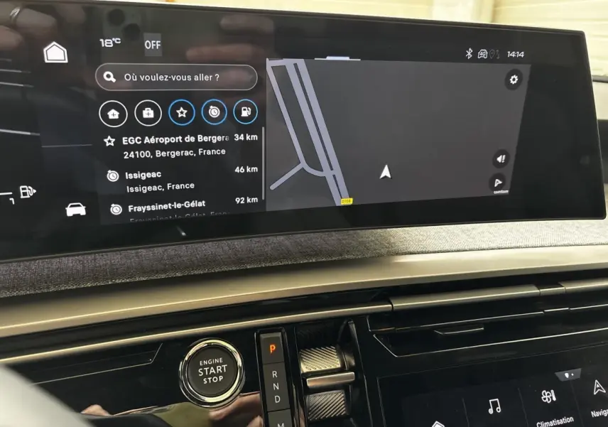 Gros plan sur l’écran tactile central et la commande de démarrage du tableau de bord du Peugeot 5008 gris clair.