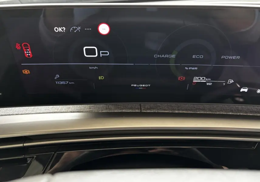 Affichage numérique du tableau de bord Peugeot 5008 hybride 2025, vue frontale sur écran tactile large.