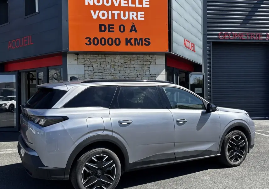 Peugeot 5008 gris clair vue de profil droit, SUV hybride avec jantes noires et vitres teintées.