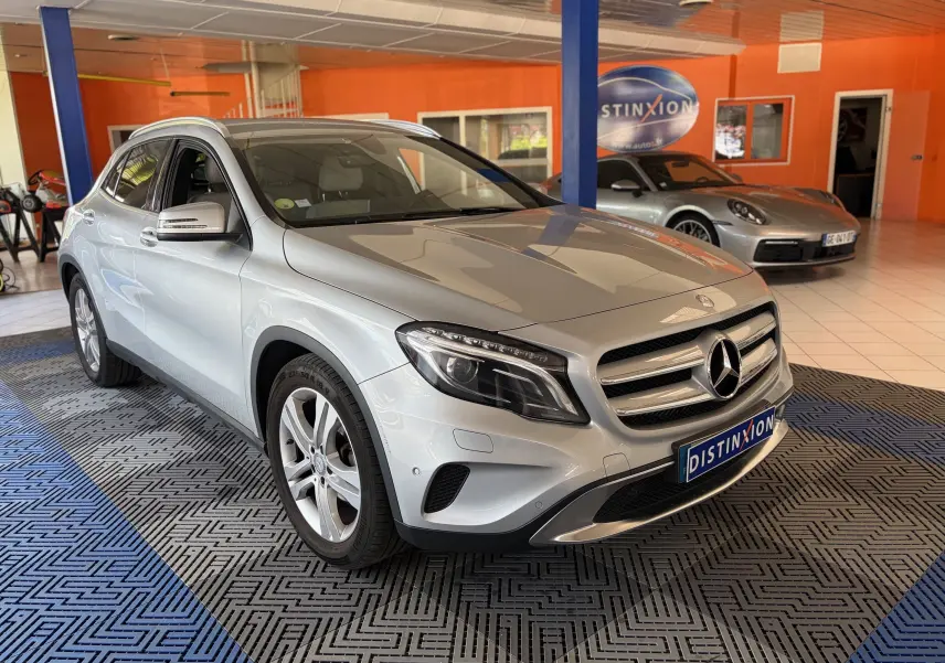 Mercedes GLA 200D Business gris vue 3/4 avant droit en intérieur, avec calandre chromée et jantes alliage.