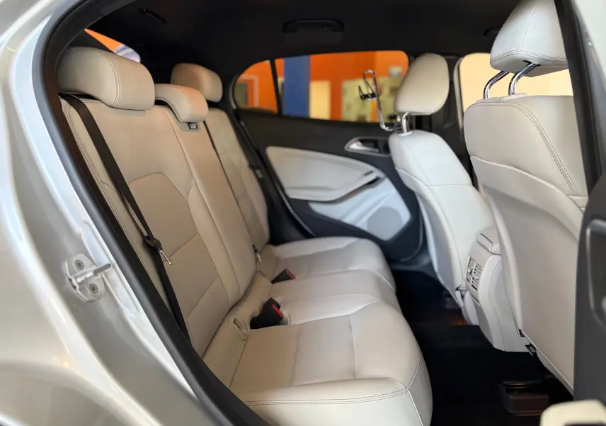 Vue intérieure côté gauche des sièges arrière en cuir gris clair d'une Mercedes GLA 200D Business BVA 2015.