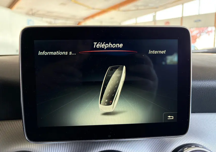Écran central du tableau de bord de la Mercedes GLA 200D Business affichant le menu Téléphone en intérieur gris.