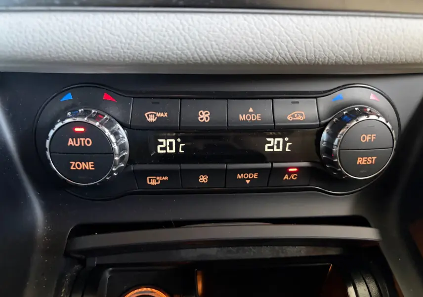 Vue rapprochée de la commande de climatisation bi-zone du Mercedes GLA 200D Business gris, affichant 20°C des deux côtés.