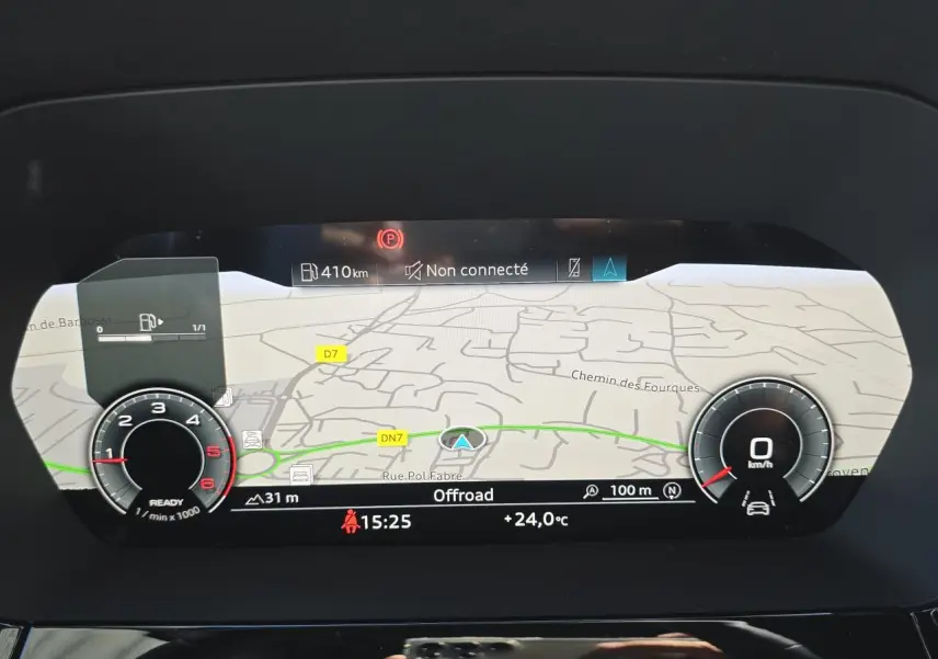 Affichage numérique Audi virtual cockpit montrant navigation GPS et compte-tours, intérieur tableau de bord noir.