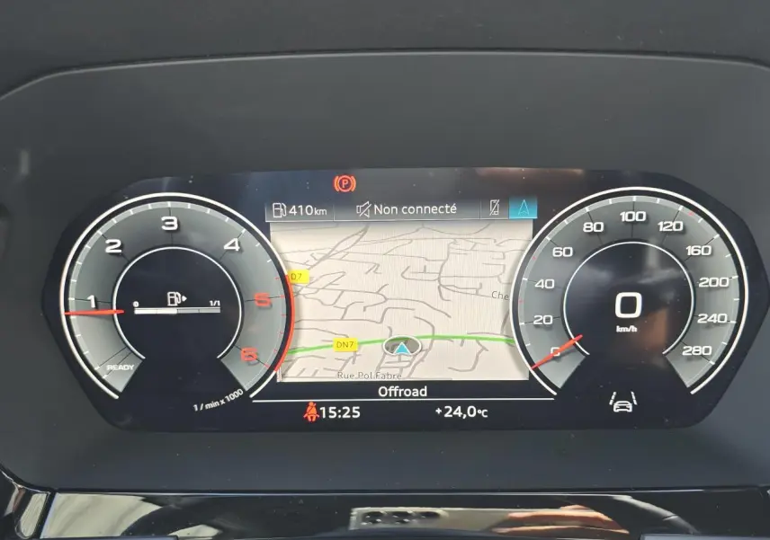 Vue rapprochée du tableau de bord numérique Audi Virtual Cockpit de l'Audi A3 Sportback 2022 avec affichage GPS et compte-tours.
