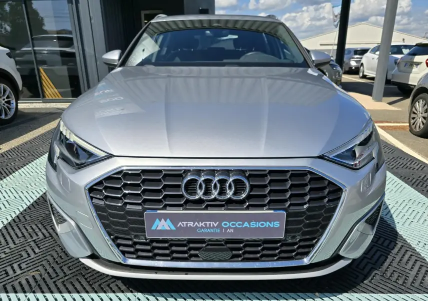 Audi A3 Sportback gris argent fleuret vue de face, mettant en valeur la calandre hexagonale et les phares LED anguleux.