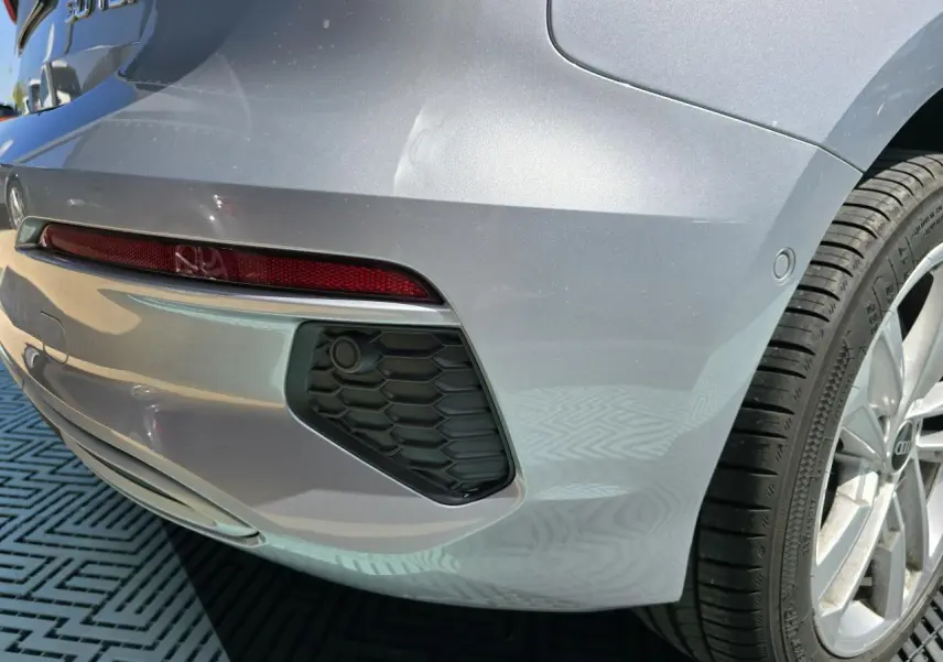 Gros plan sur le coin arrière droit gris argent d’une Audi A3 Sportback 30 TDI avec feu arrière et jante alliage 17 pouces.