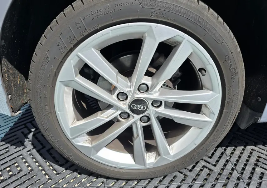 Gros plan sur la jante alliage 17 pouces à 5 branches parallèles de l'Audi A3 Sportback gris argent Fleuret.