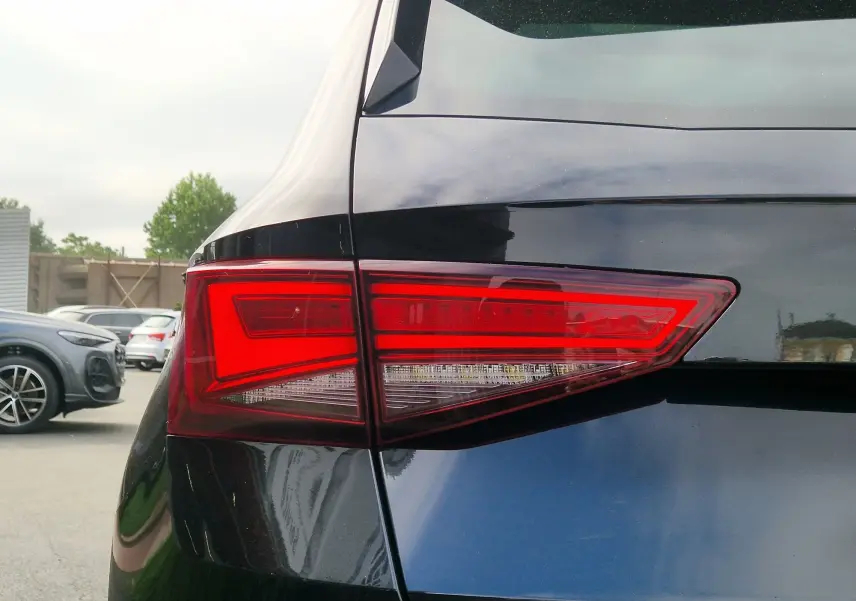 Gros plan sur le feu arrière droit d’un SEAT Ateca noir 2023, soulignant la finition moderne et le hayon électrique.