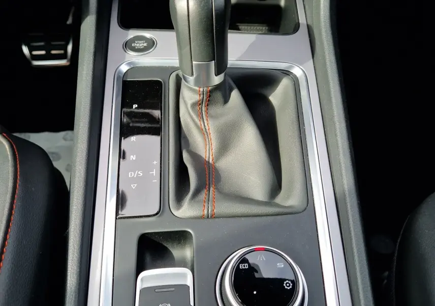 Gros plan sur la console centrale noire du SEAT Ateca 2023, mettant en valeur le levier de vitesse automatique et la molette de mode de conduite.