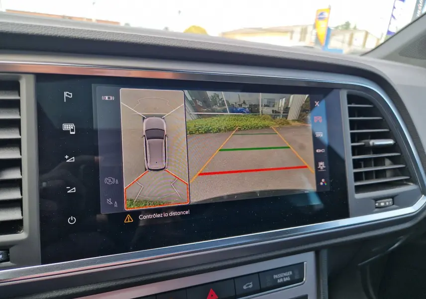 Écran tactile intérieur du SEAT Ateca noir 2023 montrant la caméra de recul avec lignes de guidage colorées.