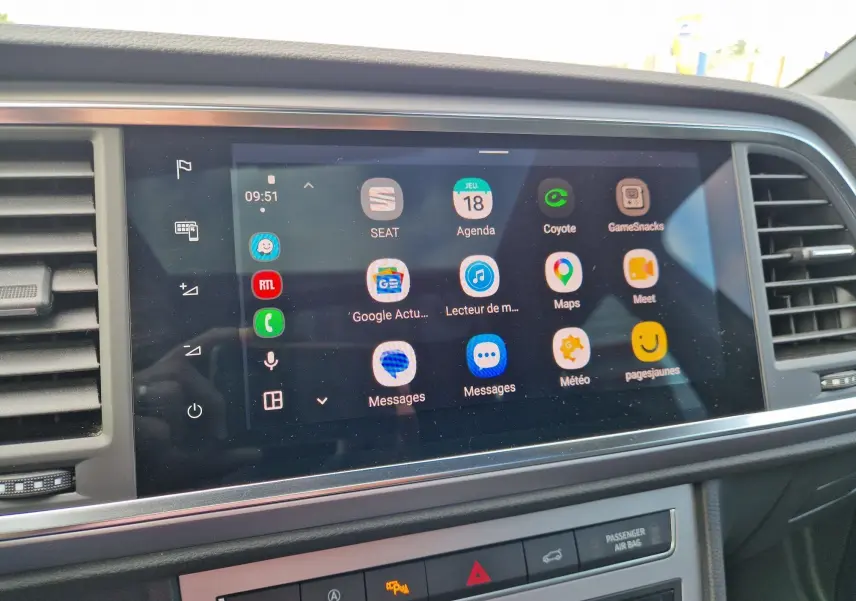 Écran tactile central du tableau de bord du SEAT Ateca 2023 noir, affichant plusieurs applications connectées.
