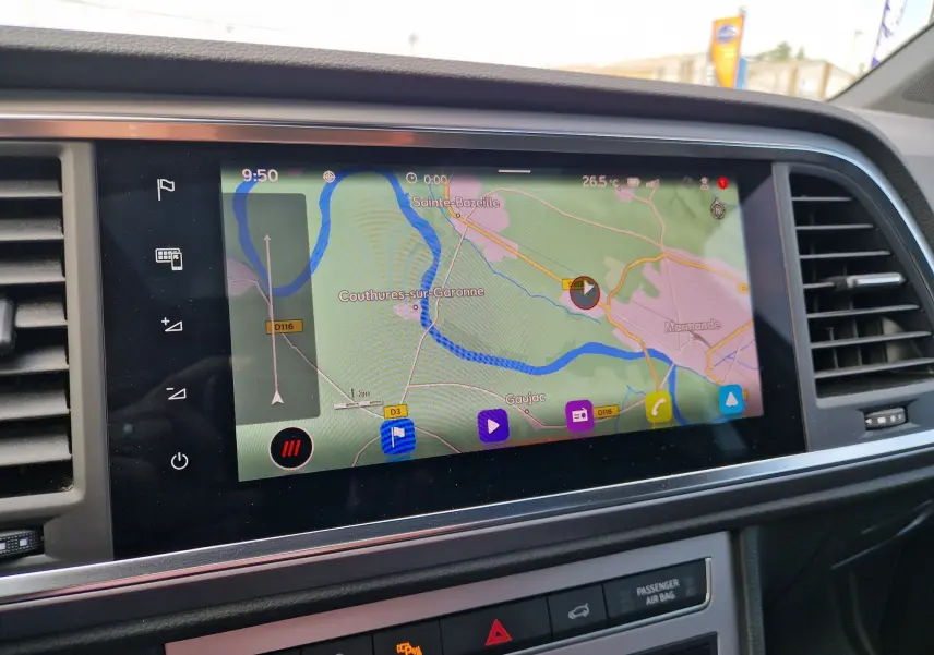 Écran tactile du tableau de bord numérique du SEAT Ateca 2023 affichant la navigation GPS en plan rapproché.
