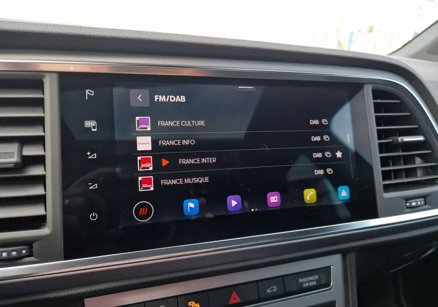 Écran tactile central du tableau de bord numérique du SEAT Ateca 2023, affichant les stations radio FM/DAB.