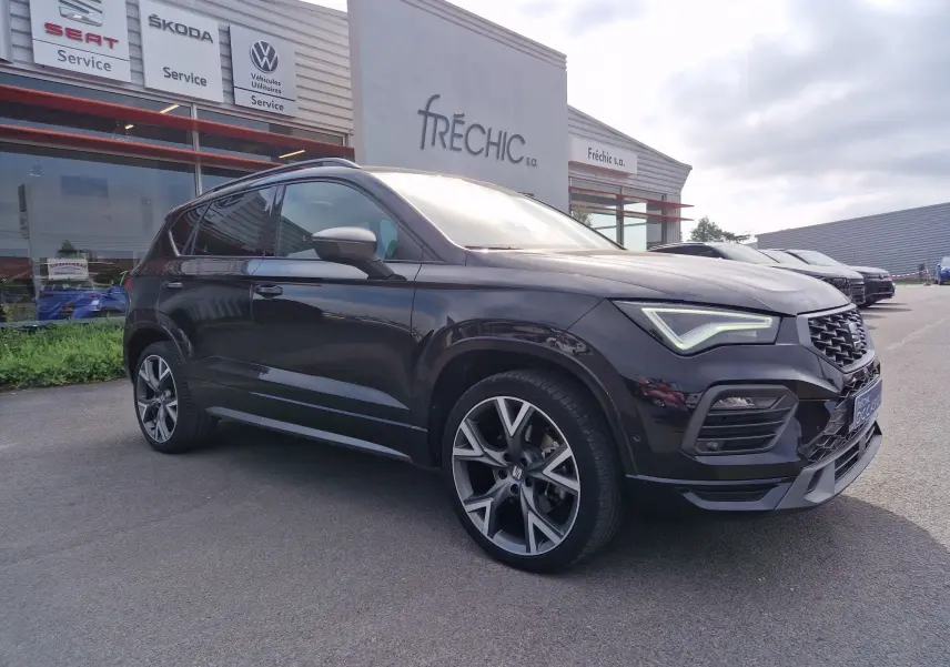 SEAT Ateca noire vue en 3/4 avant droit, avec jantes alu 19 pouces et phares LED distinctifs.