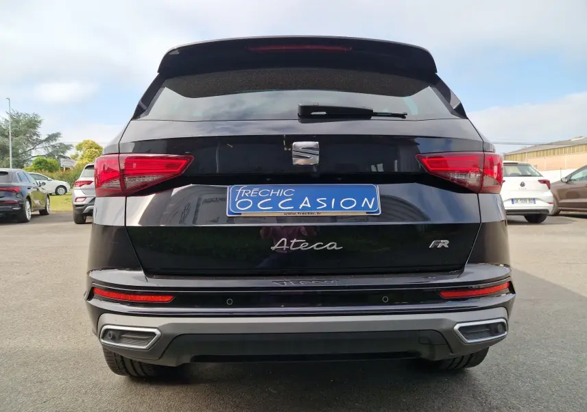 Vue arrière d'un SEAT Ateca noire 2023 avec hayon électrique et feux arrière LED distinctifs.