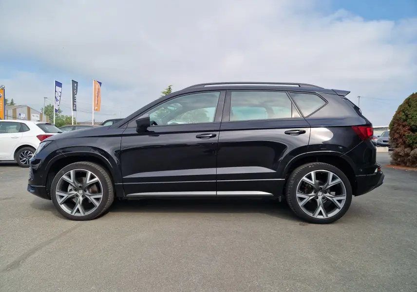 Vue de profil côté gauche d'un SEAT Ateca noir 2023 avec jantes alu 19 pouces et toit panoramique électrique.