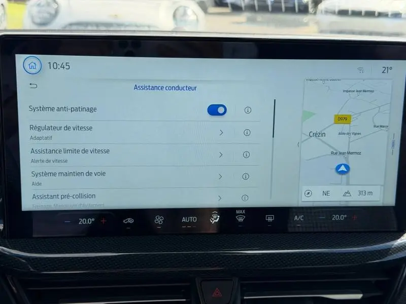 Écran tactile central de la Ford Focus 1.5 EcoBlue 2025 affichant les aides à la conduite et la navigation GPS.