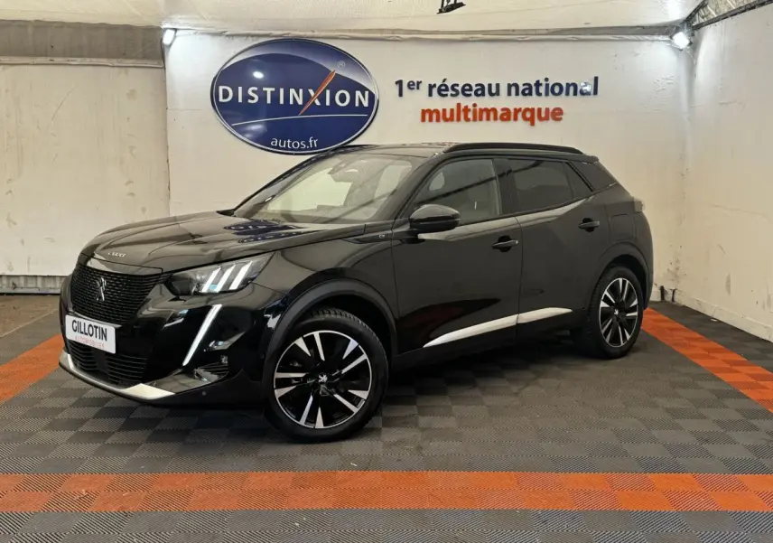 Peugeot E-2008 électrique GT Pack noir en 3/4 avant droit, avec jantes alliage et signature lumineuse LED distinctive.