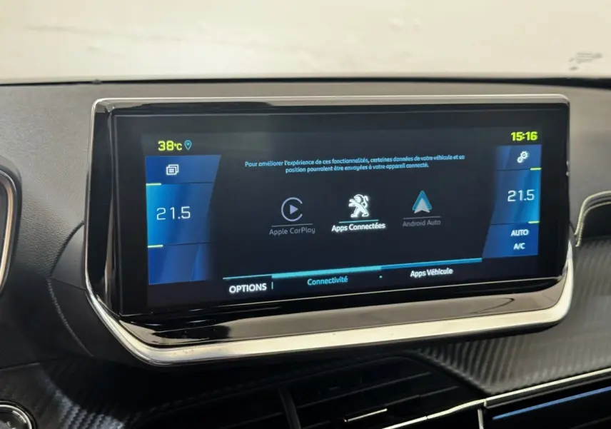 Écran tactile central de 10 pouces du Peugeot E-2008 GT Pack électrique, affichant connectivité Apple CarPlay et Android Auto.