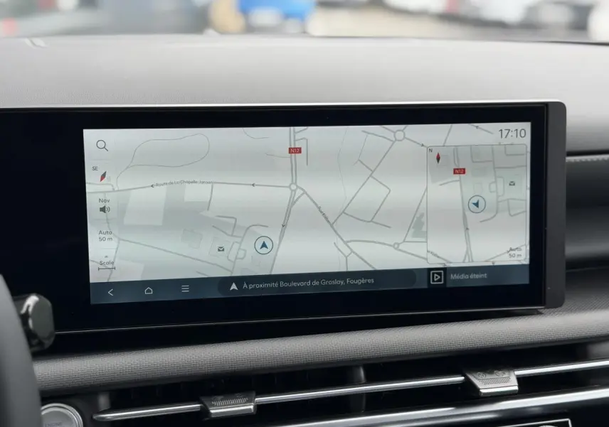 Écran tactile central du Hyundai Tucson 2026 affichant la navigation, vue intérieure avant, tableau de bord moderne.