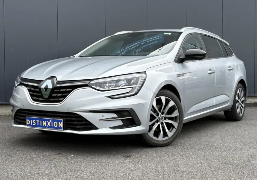 Renault Mégane Break gris Highland vue 3/4 avant droit avec jantes alliage et calandre noire distinctive.