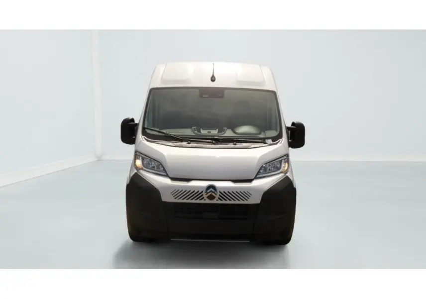 Vue frontale du Citroën Jumper blanc 2025 avec calandre noire et grands rétroviseurs latéraux noirs.