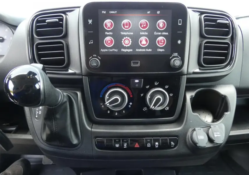 Vue rapprochée du tableau de bord du Citroën Jumper 2025 avec écran tactile 7 pouces et commandes de climatisation.